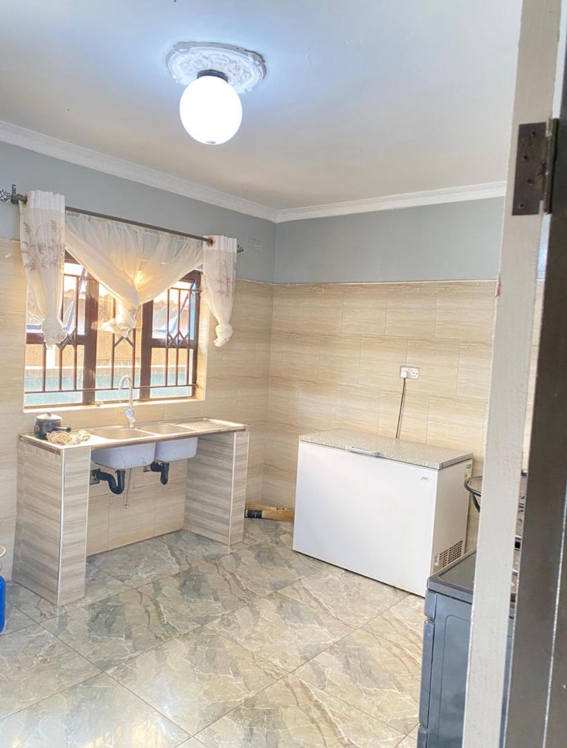 *New girls only boarding house in cold stream near Pasuwana shops* $100 2 sharing No strict rules Stove (gas and electric) Fridge Comfortable beds Fast Wifi Powerfull Solar system Borehole running water Water tank Durawall Closets Big rooms Spacious yard Morden property